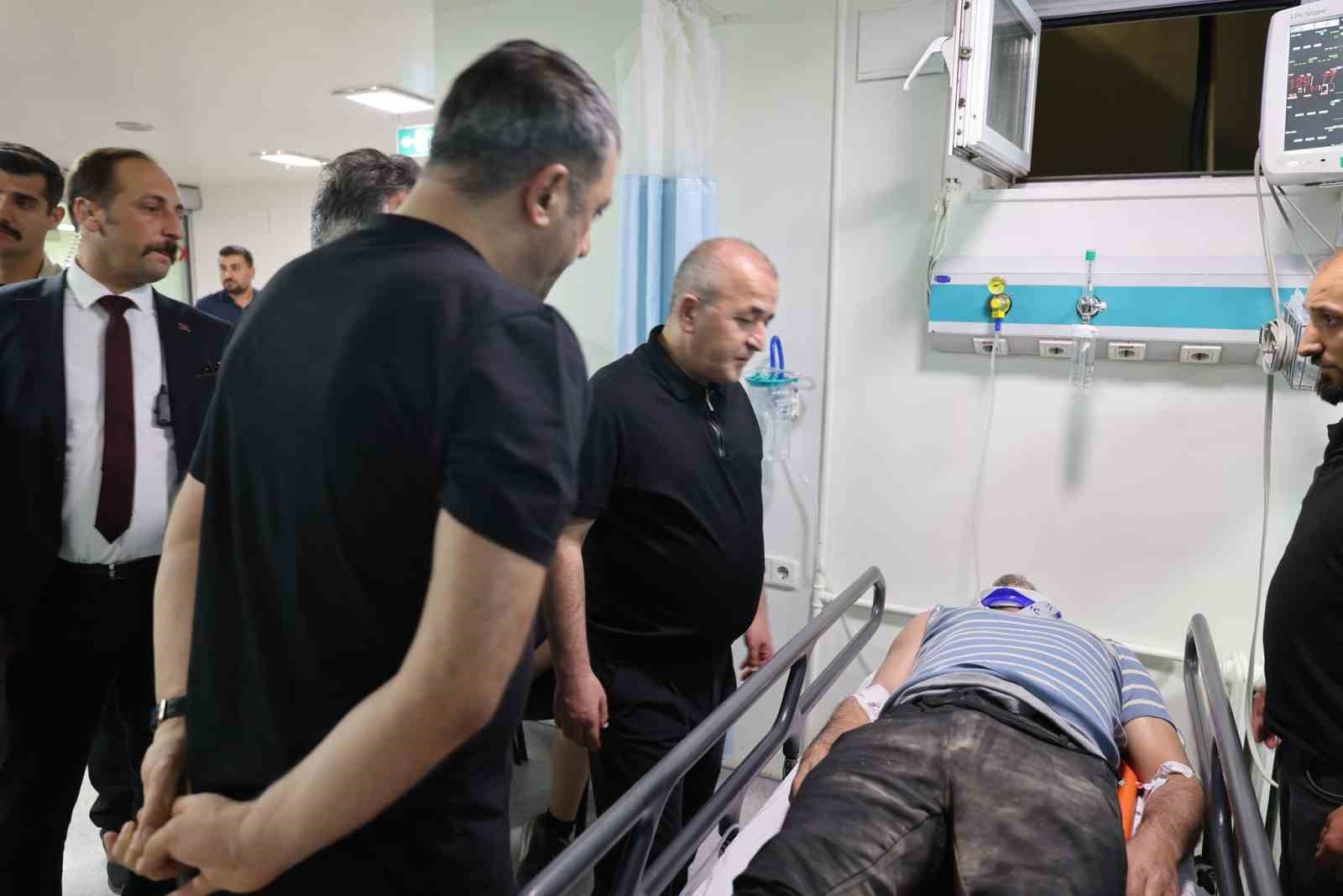 Vali Hatipoğlu hastanedeki yaralıları ziyaret etti
