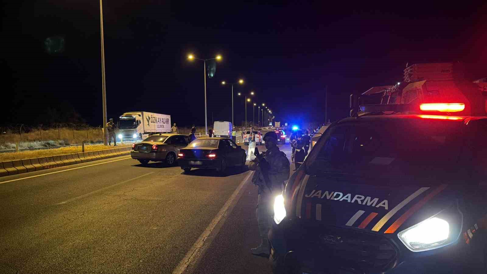 Tatvan’da 11 noktada 150 personelin katılımıyla geniş kapsamlı asayiş uygulaması yapıldı