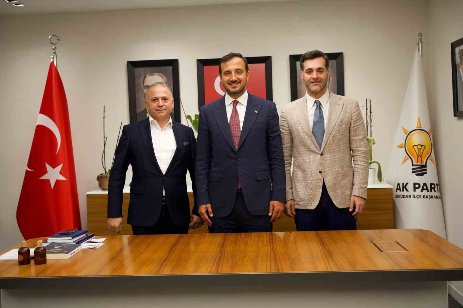Üsküdar’da 4 CHP’li meclis üyesi AK Parti’ye katıldı