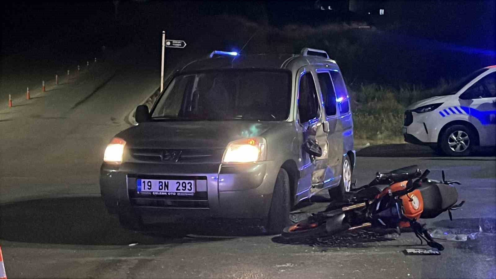 Çorum’da motosiklet ile otomobil çarpıştı: 3 yaralı
