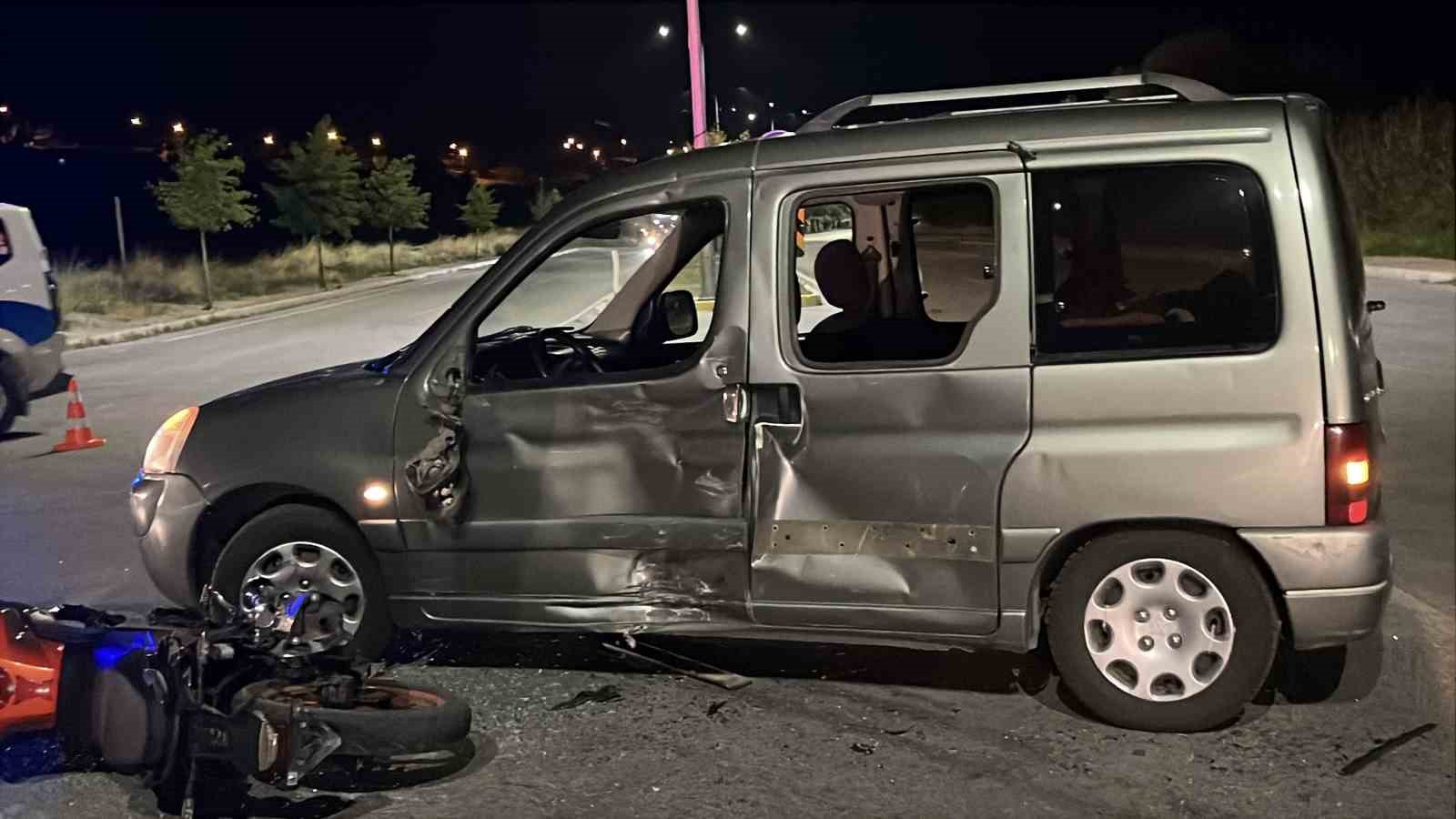 Çorum’da motosiklet ile otomobil çarpıştı: 3 yaralı