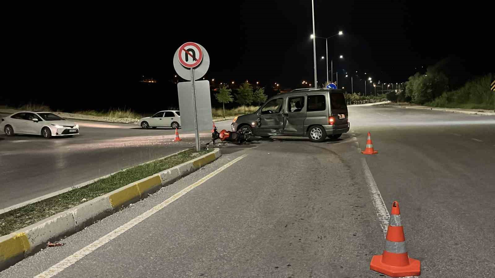 Çorum’da motosiklet ile otomobil çarpıştı: 3 yaralı