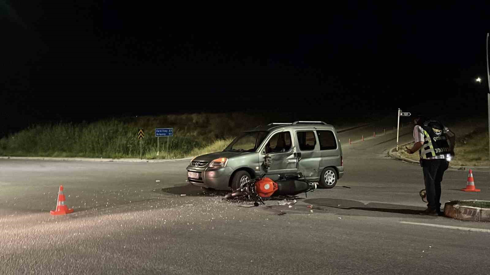 Çorum’da motosiklet ile otomobil çarpıştı: 3 yaralı