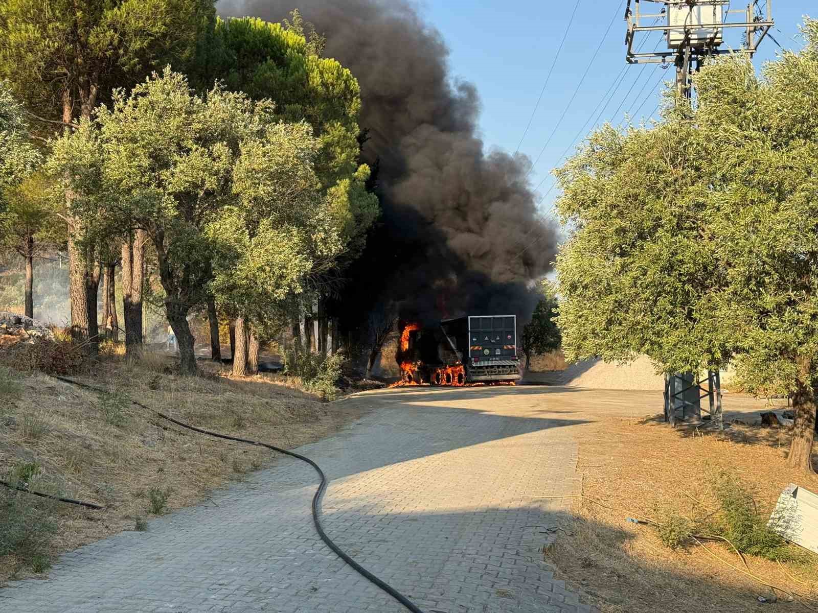 Dalaman Belediyesine ait araç alev alev yandı