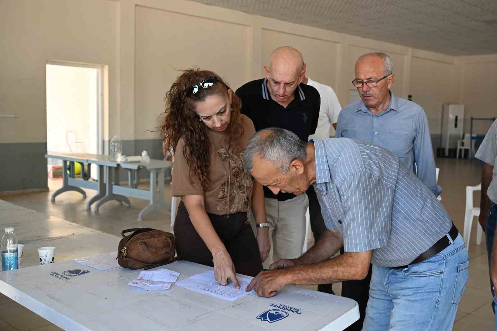Manisa’da çilek üreticilerine büyükşehirden naylon desteği