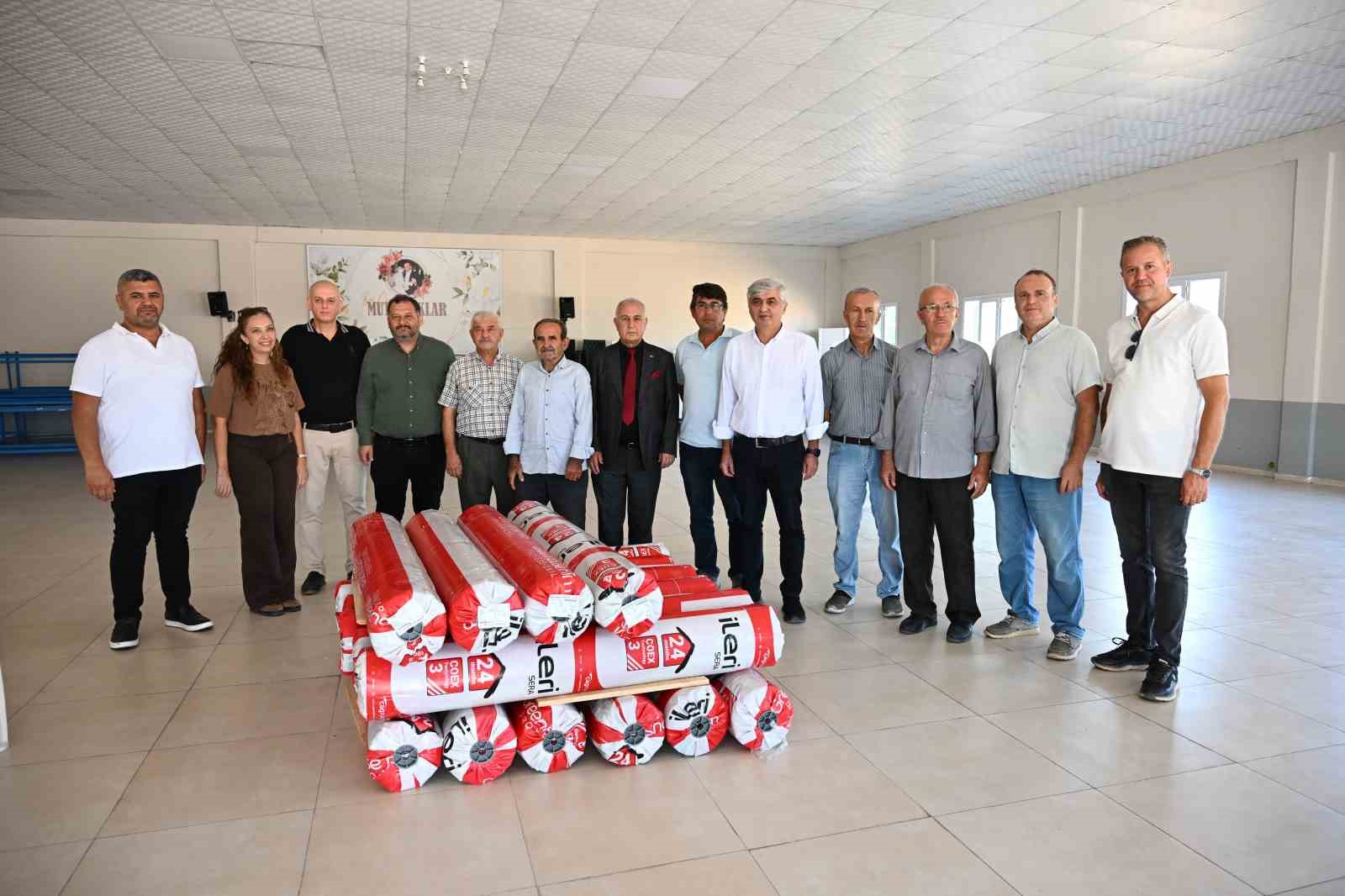 Manisa’da çilek üreticilerine büyükşehirden naylon desteği