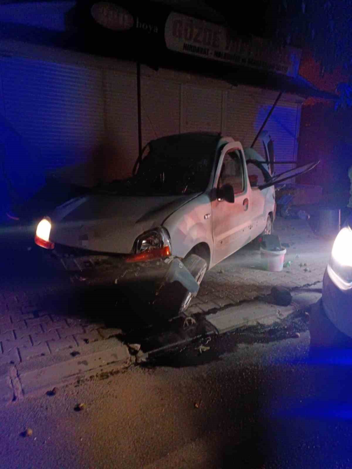 Hafif ticari araç iş yerinin gölgeliğine çarptı: 1 yaralı