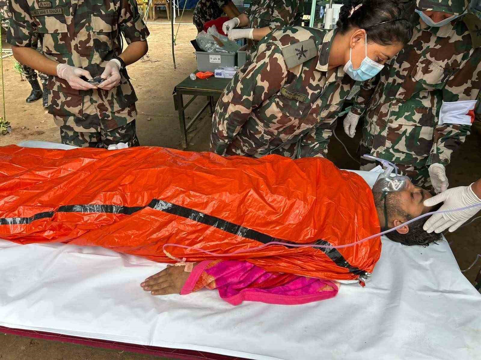 Nepal’deki sel felaketinden 10 gün sonra hidroelektrik tünelinden 2 işçi kurtarıldı