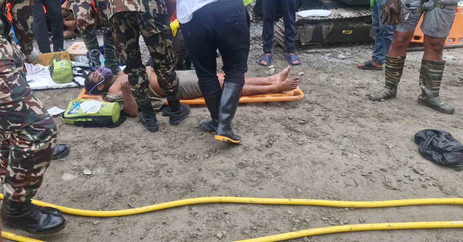 Nepal’deki sel felaketinden 10 gün sonra hidroelektrik tünelinden 2 işçi kurtarıldı