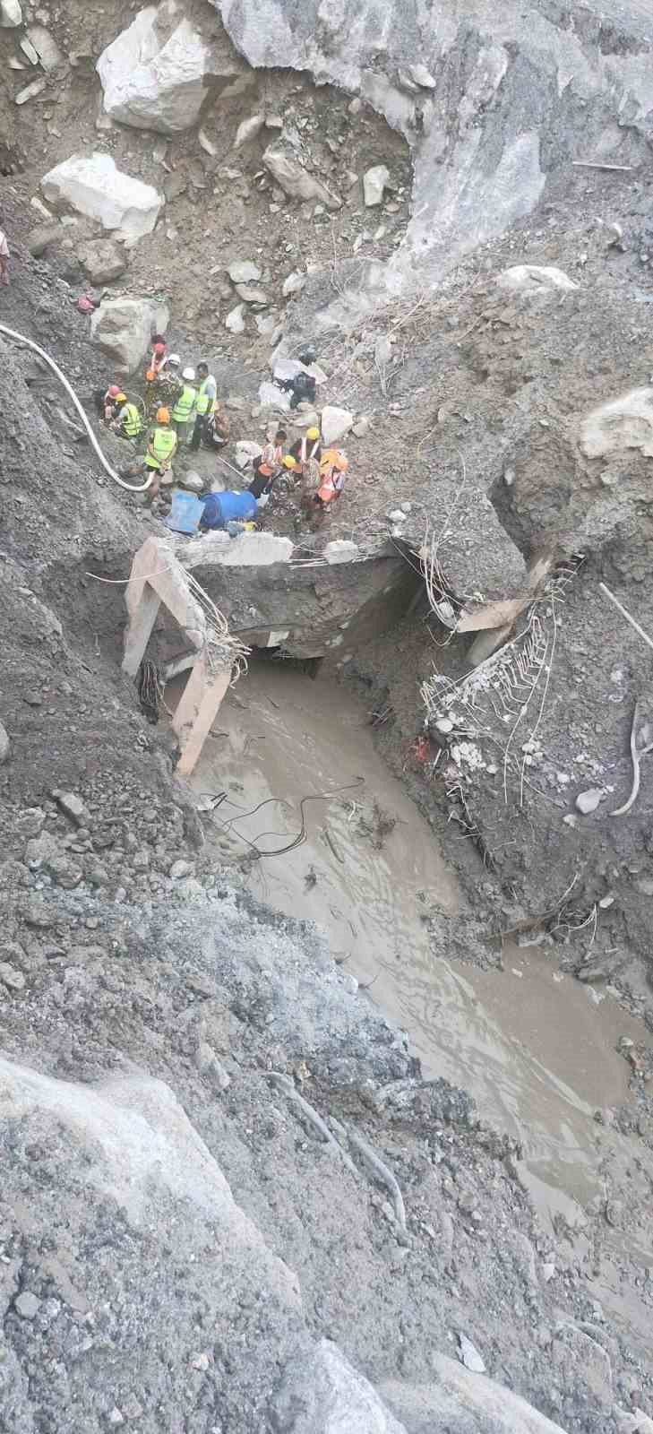Nepal’deki sel felaketinden 10 gün sonra hidroelektrik tünelinden 2 işçi kurtarıldı