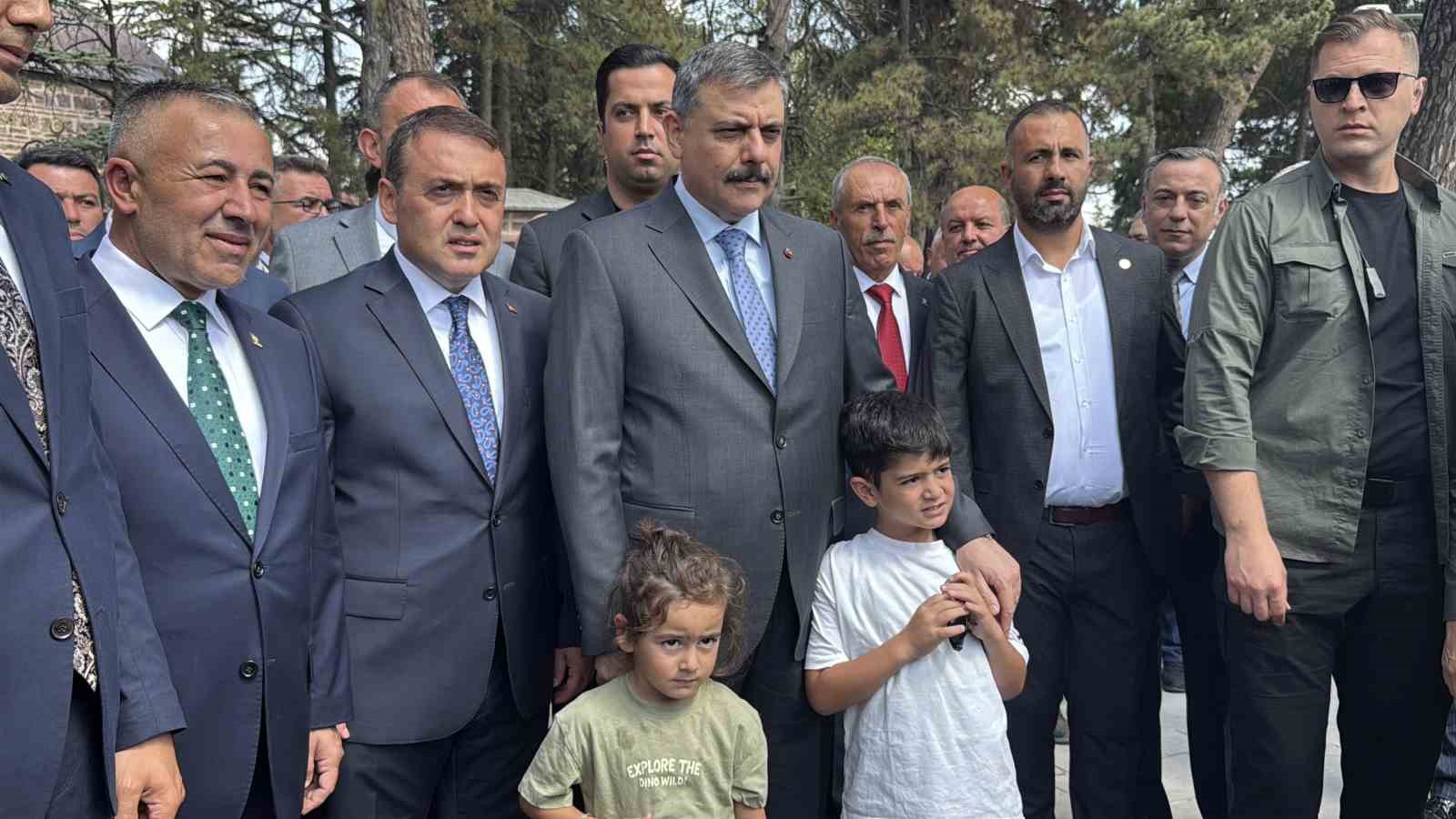Bakan Çiftçi, Ertuğrul Gazi Türbesi’ni ziyaret etti, hafızlık öğrenimi gören öğrenciye bisiklet hediye etti