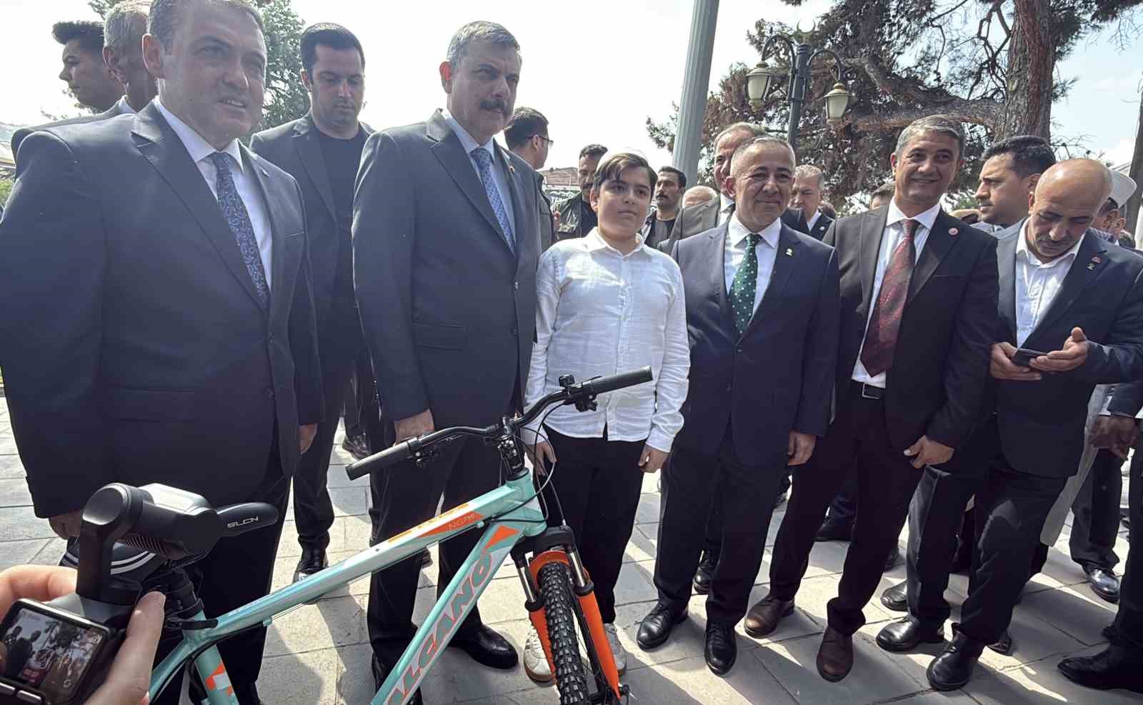 Bakan Çiftçi, Ertuğrul Gazi Türbesi’ni ziyaret etti, hafızlık öğrenimi gören öğrenciye bisiklet hediye etti