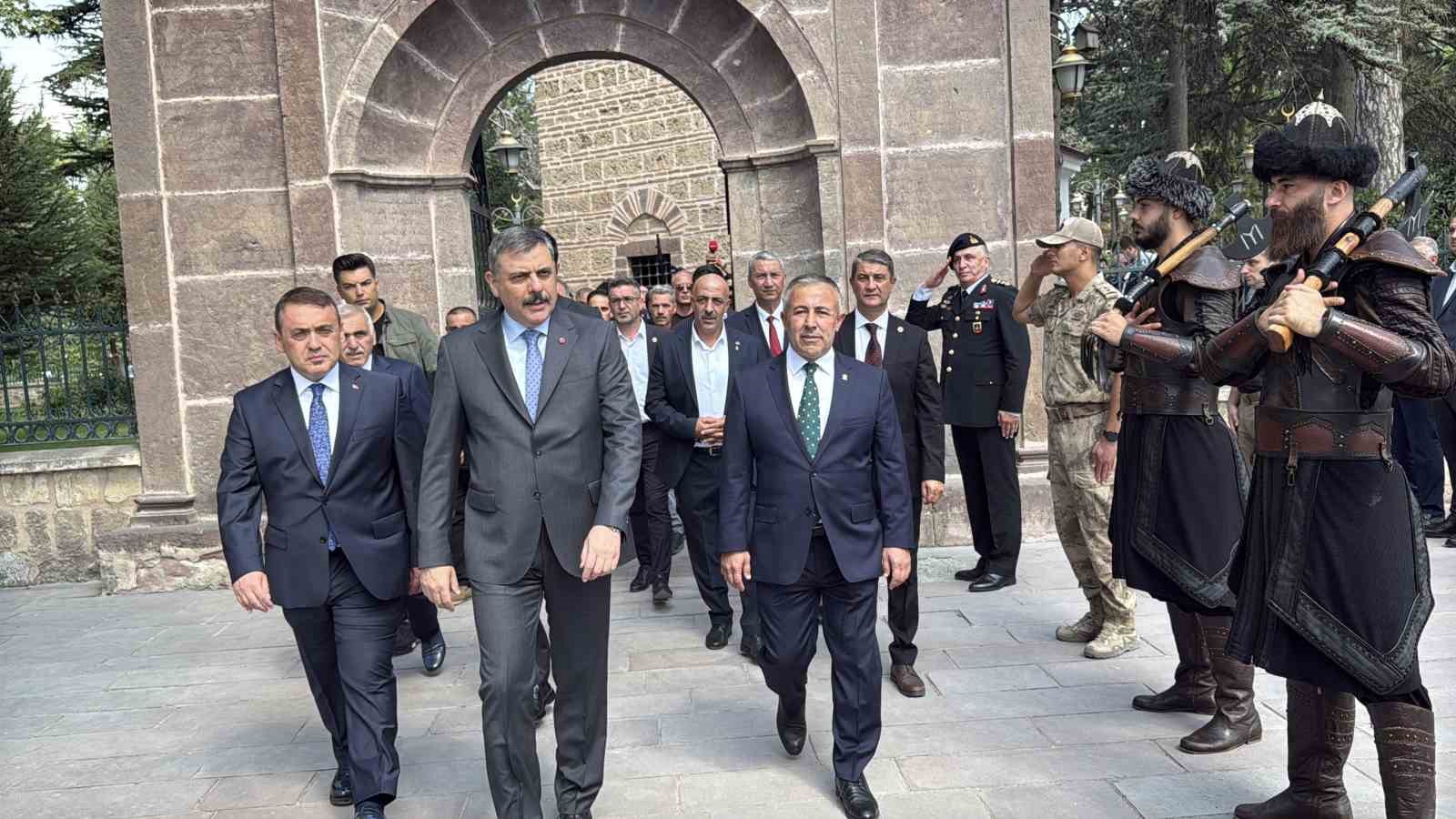 Bakan Çiftçi, Ertuğrul Gazi Türbesi’ni ziyaret etti, hafızlık öğrenimi gören öğrenciye bisiklet hediye etti