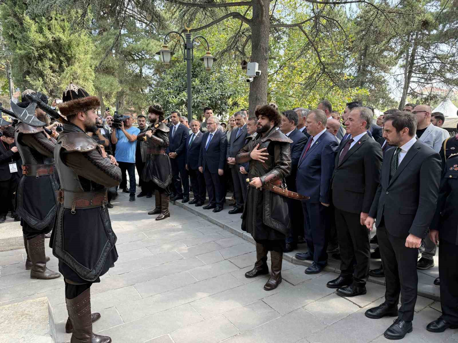 Bakan Çiftçi, Ertuğrul Gazi Türbesi’ni ziyaret etti, hafızlık öğrenimi gören öğrenciye bisiklet hediye etti