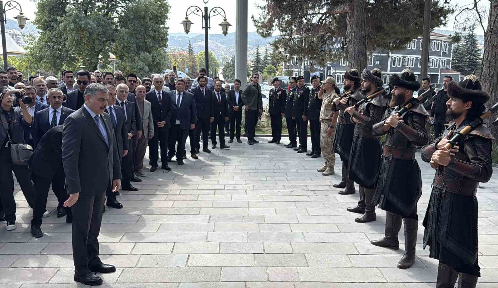Bakan Çiftçi, Ertuğrul Gazi Türbesi’ni ziyaret etti, hafızlık öğrenimi gören öğrenciye bisiklet hediye etti