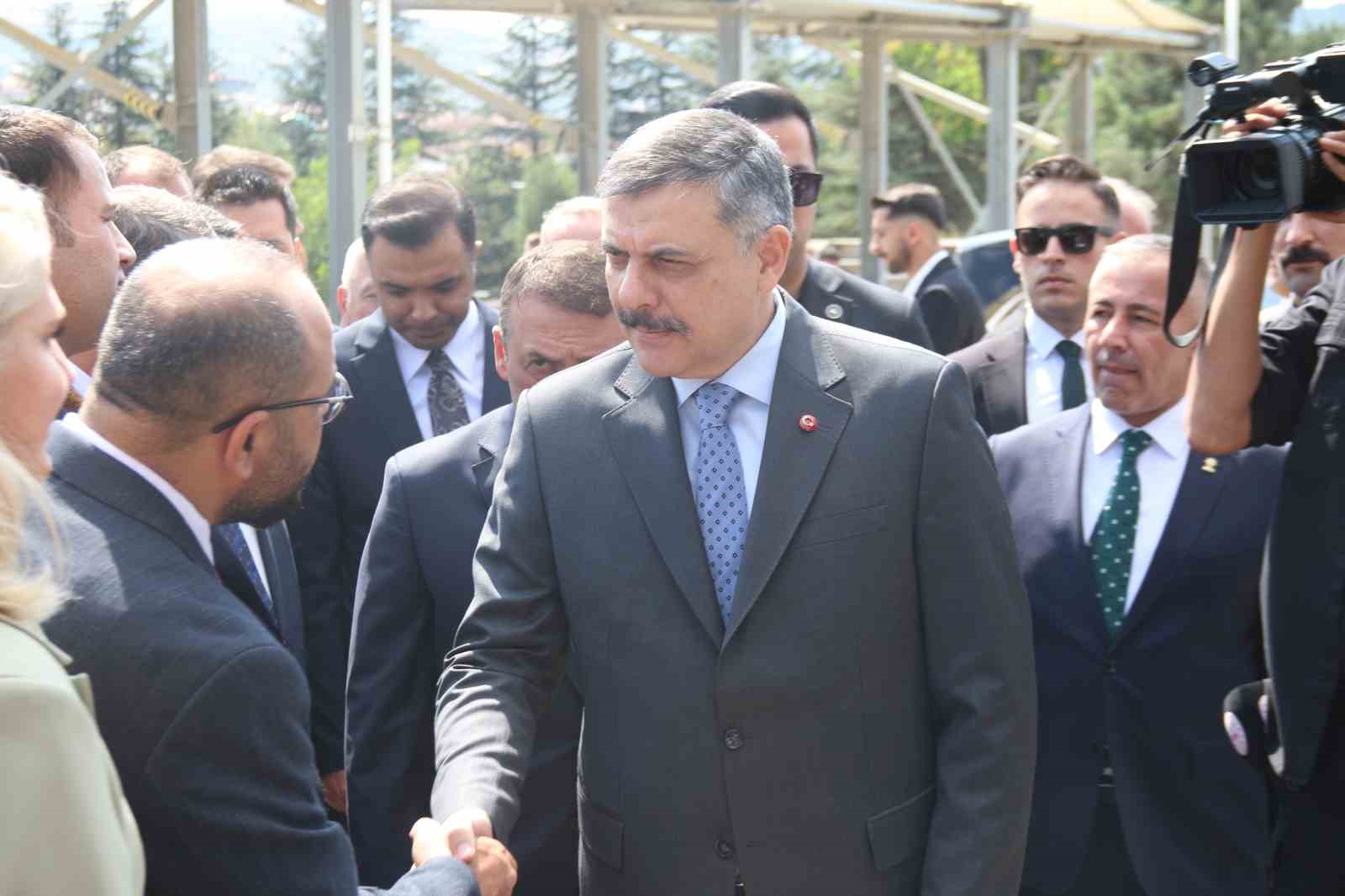 Bakan Çiftçi, Ertuğrul Gazi Türbesi’ni ziyaret etti, hafızlık öğrenimi gören öğrenciye bisiklet hediye etti