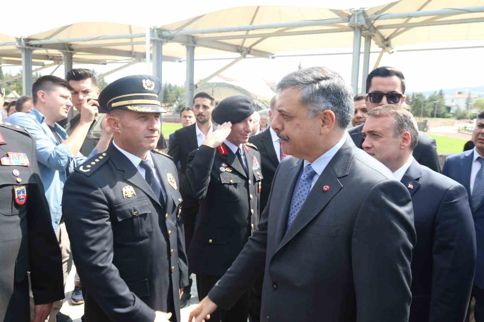 Bakan Çiftçi, Ertuğrul Gazi Türbesi’ni ziyaret etti, hafızlık öğrenimi gören öğrenciye bisiklet hediye etti