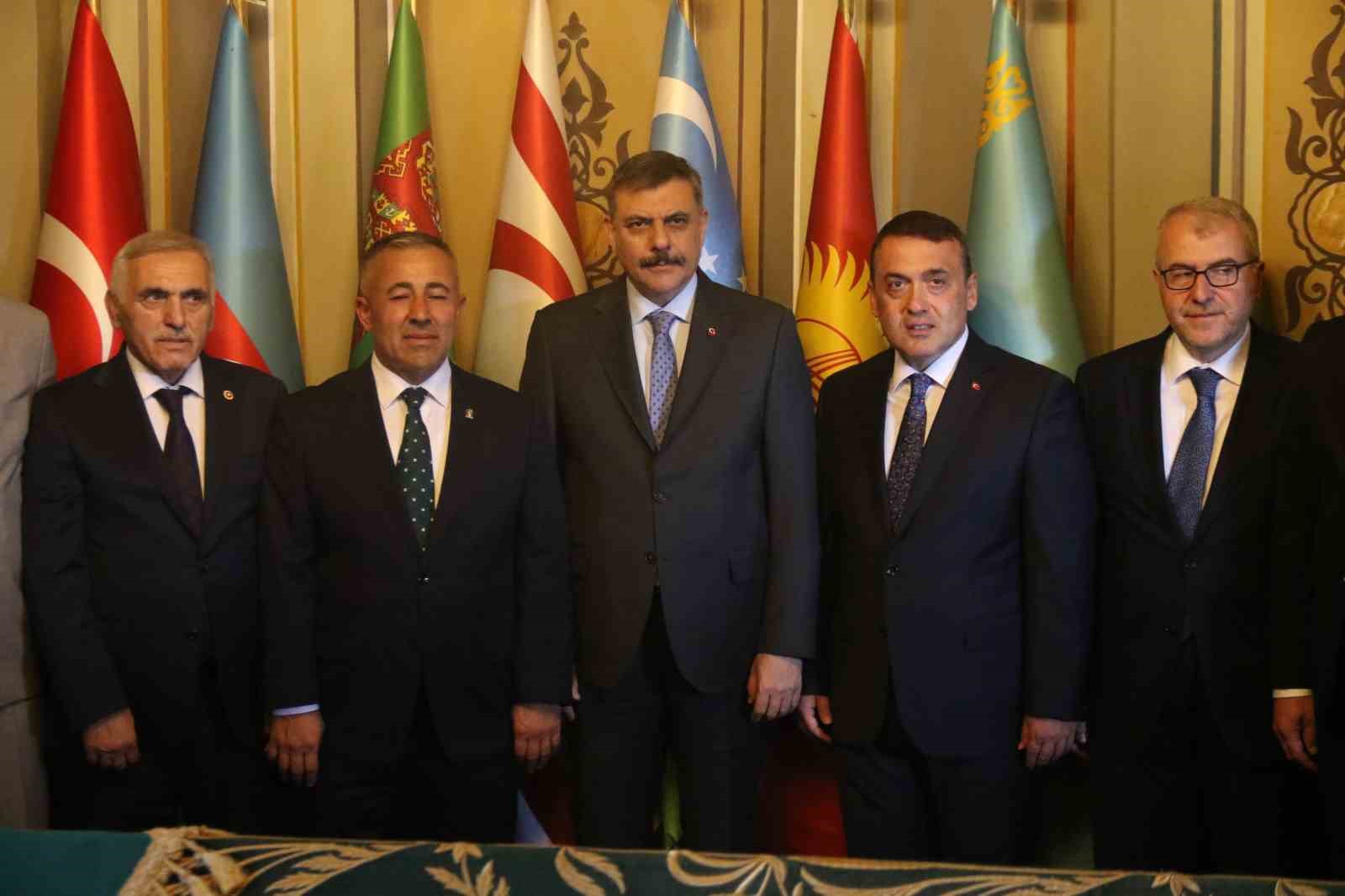 Bakan Çiftçi, Ertuğrul Gazi Türbesi’ni ziyaret etti, hafızlık öğrenimi gören öğrenciye bisiklet hediye etti