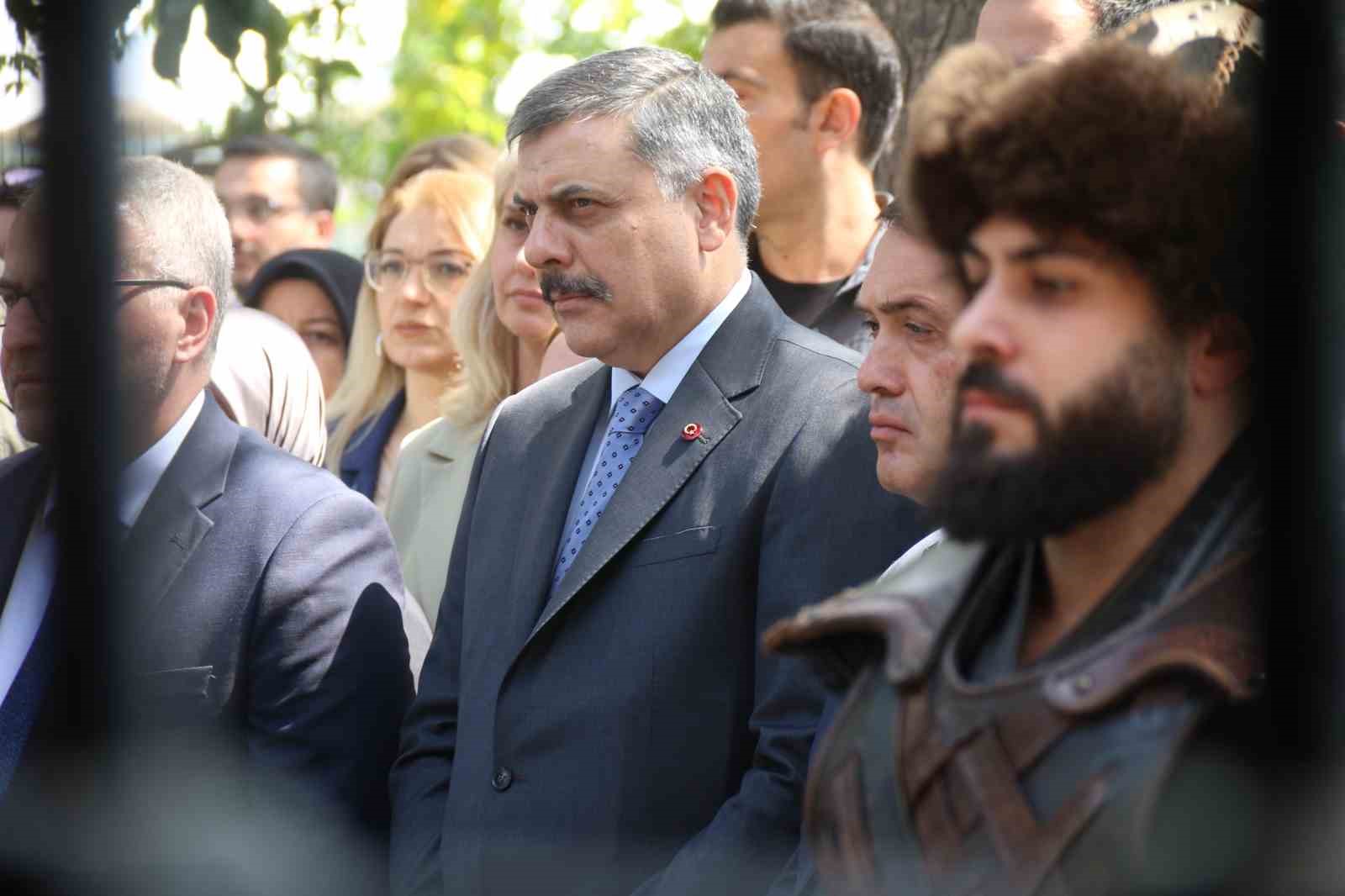 Bakan Çiftçi, Ertuğrul Gazi Türbesi’ni ziyaret etti, hafızlık öğrenimi gören öğrenciye bisiklet hediye etti