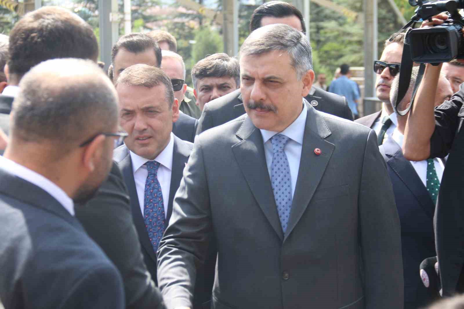 Bakan Çiftçi, Ertuğrul Gazi Türbesi’ni ziyaret etti, hafızlık öğrenimi gören öğrenciye bisiklet hediye etti