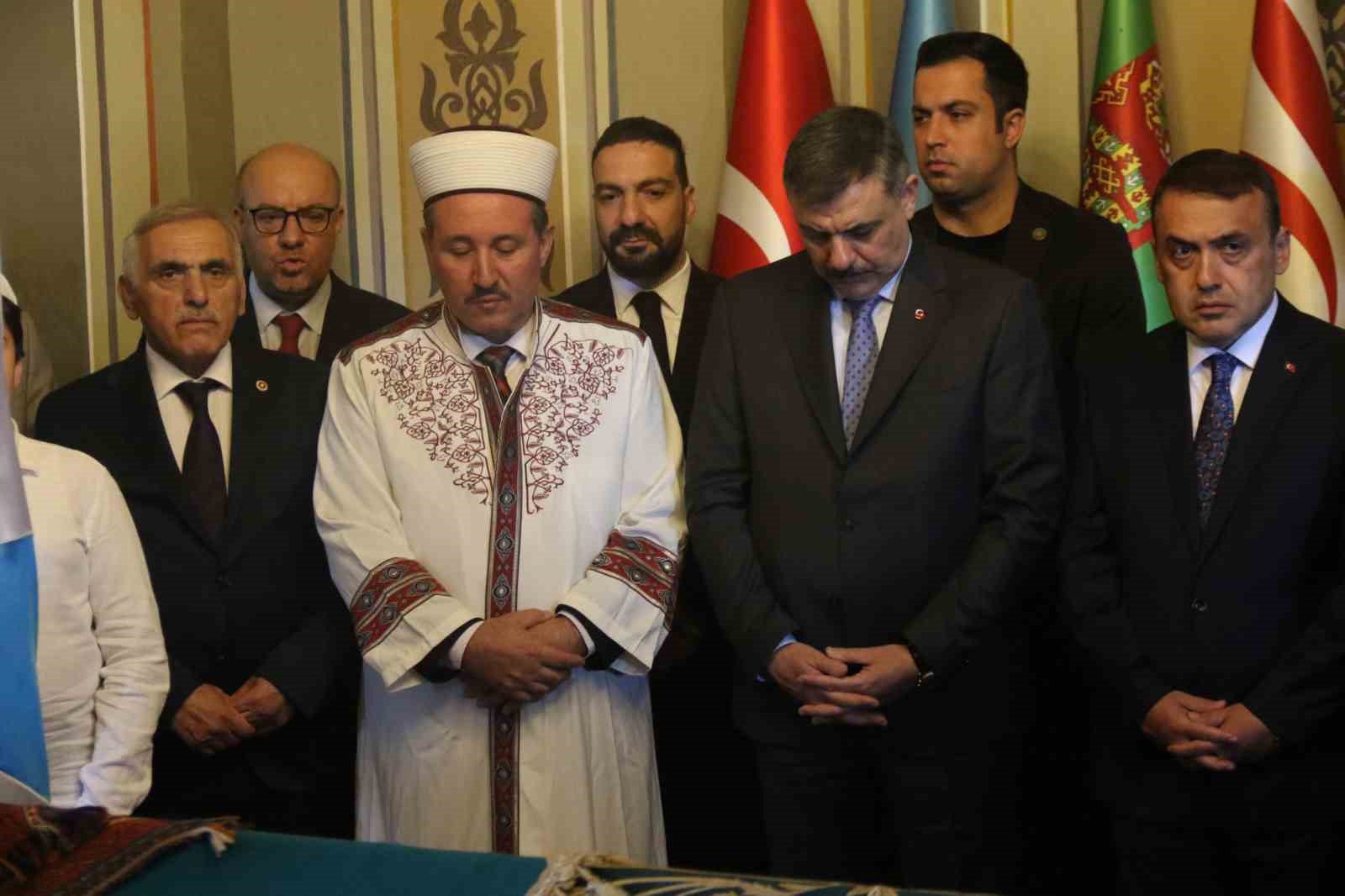Bakan Çiftçi, Ertuğrul Gazi Türbesi’ni ziyaret etti, hafızlık öğrenimi gören öğrenciye bisiklet hediye etti