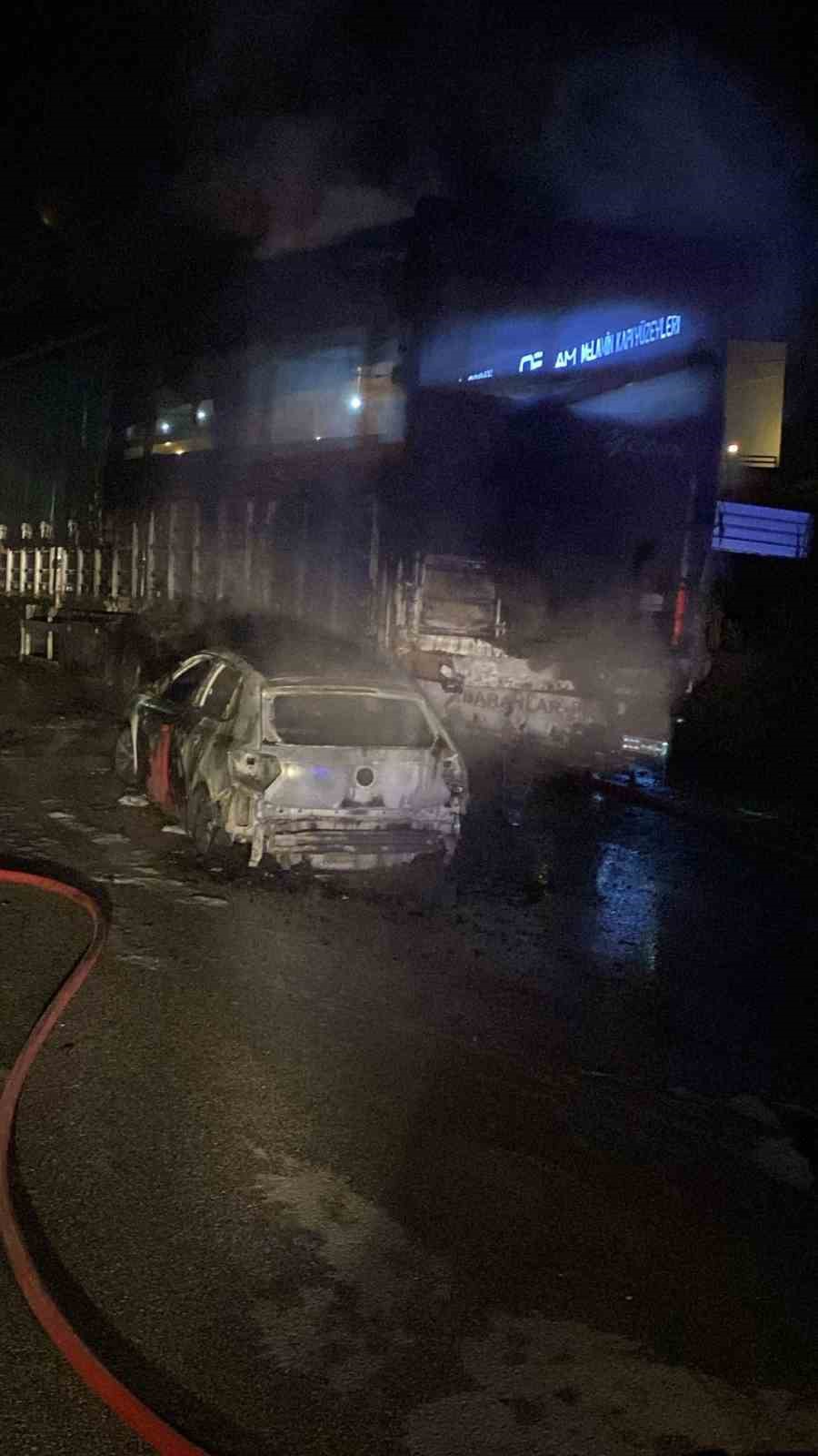 Otomobil ile büyükbaş hayvan yüklü tırın çarpışması sonucu yangın çıktı, 4 hayvan telef oldu