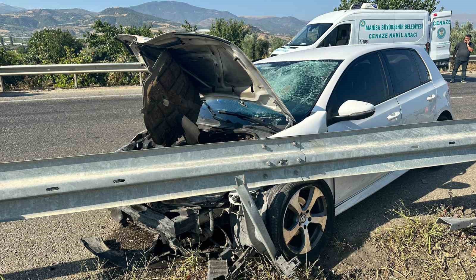 Otomobil motosiklete arkadan çarptı: 1 ölü 3 yaralı