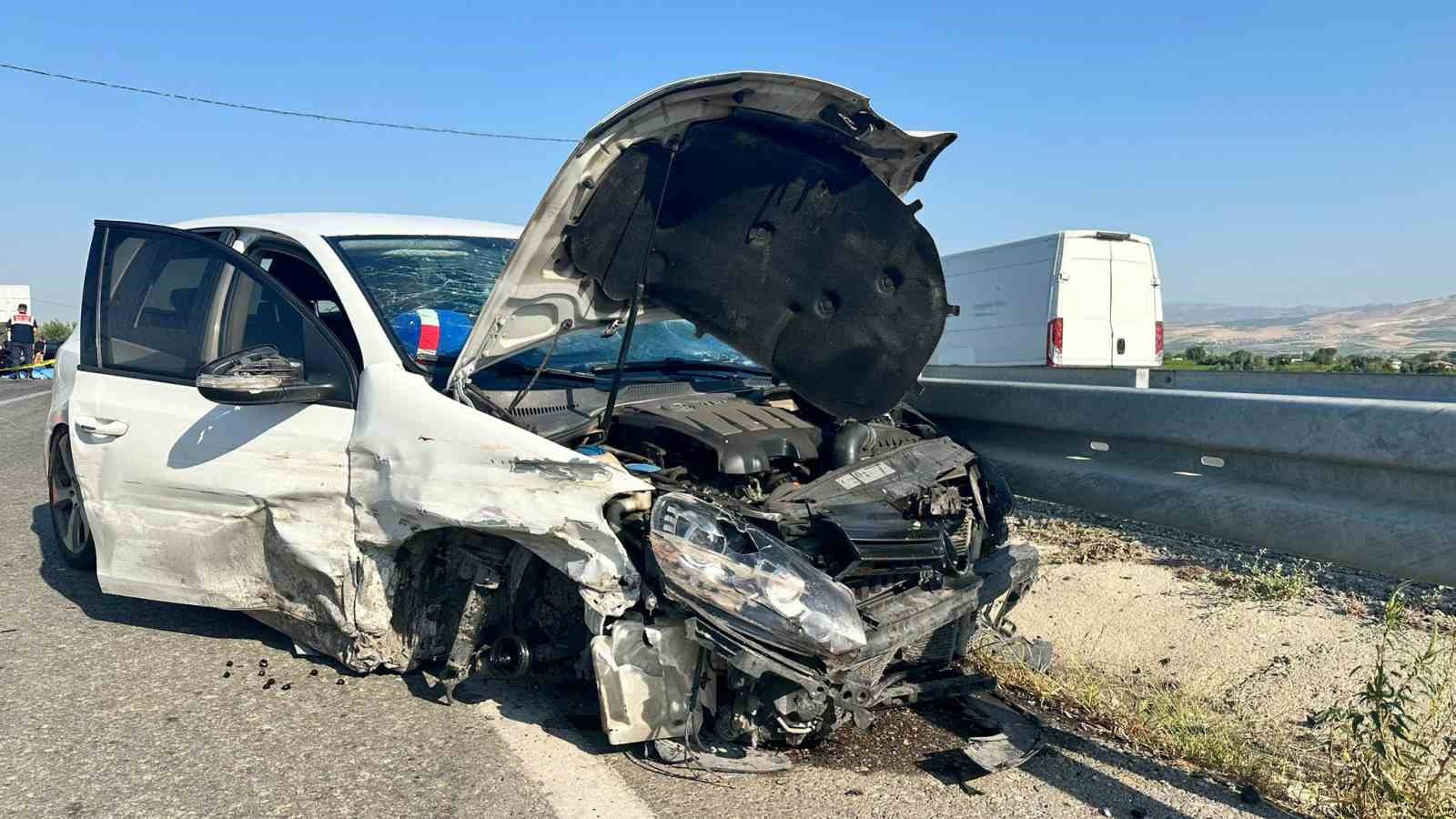 Otomobil motosiklete arkadan çarptı: 1 ölü 3 yaralı