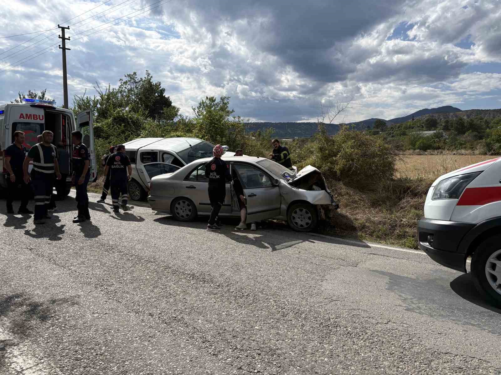 Kastamonu’da kamyonet ile otomobil çarpıştı: 4 yaralı