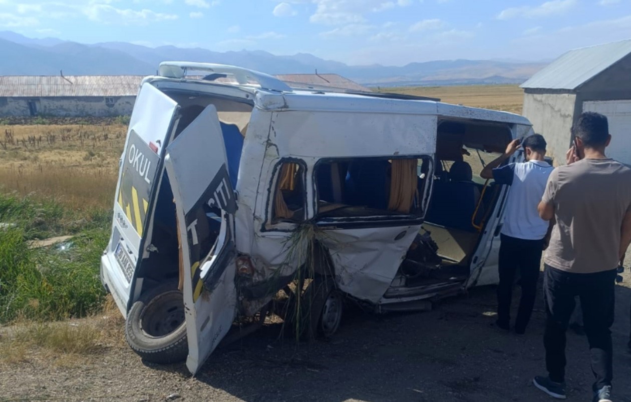 Yüksekova’da minibüs, kapağı açık bırakılan rögar çukuruna çarptı: 6 yaralı