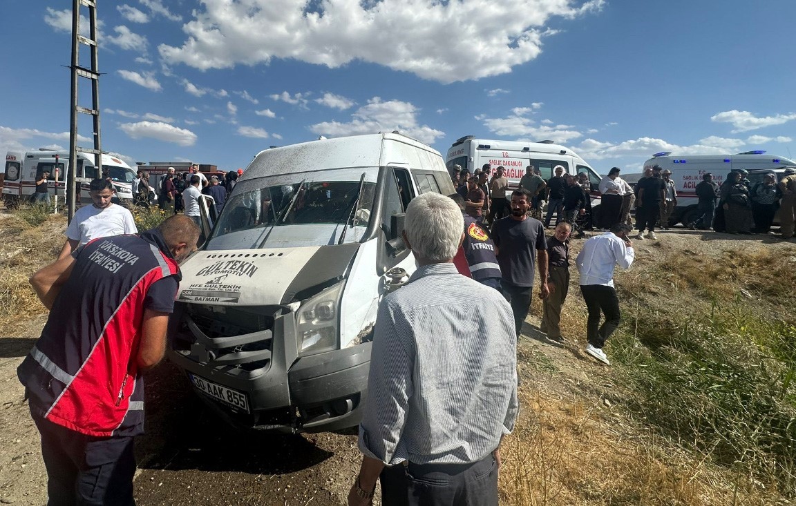 Yüksekova’da minibüs, kapağı açık bırakılan rögar çukuruna çarptı: 6 yaralı