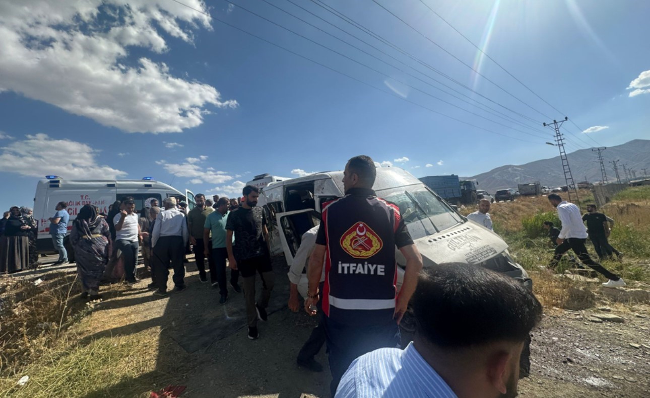Yüksekova’da minibüs, kapağı açık bırakılan rögar çukuruna çarptı: 6 yaralı
