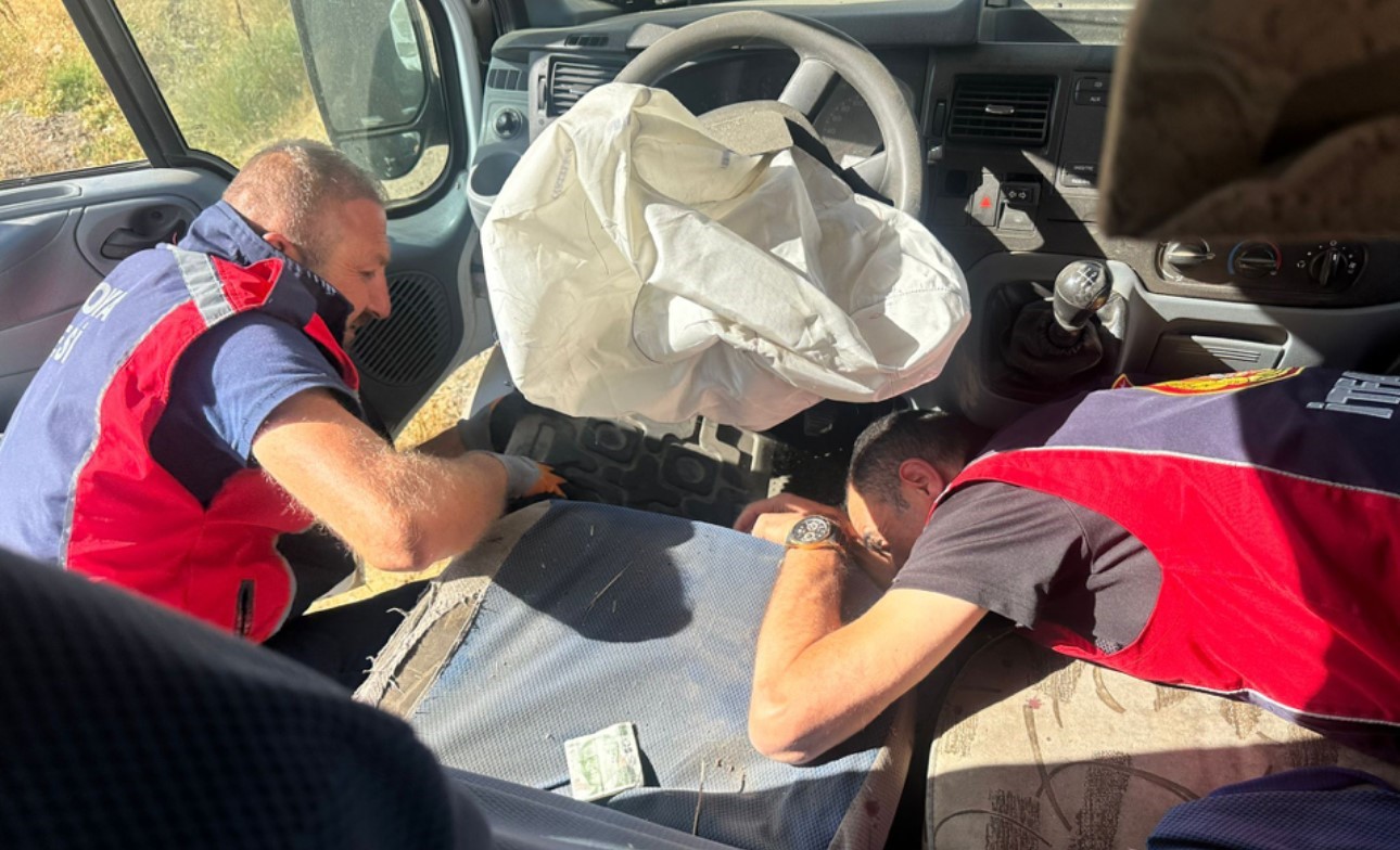 Yüksekova’da minibüs, kapağı açık bırakılan rögar çukuruna çarptı: 6 yaralı