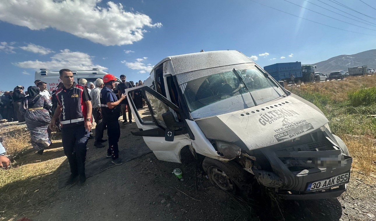 Yüksekova’da minibüs, kapağı açık bırakılan rögar çukuruna çarptı: 6 yaralı