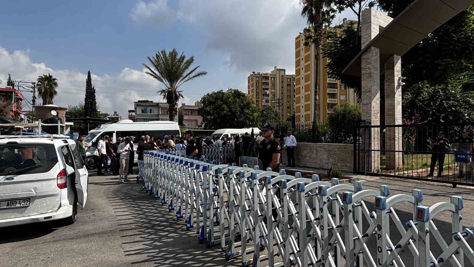 Yüreğir Belediyesi önünde başkan vekilliği kararına tepki