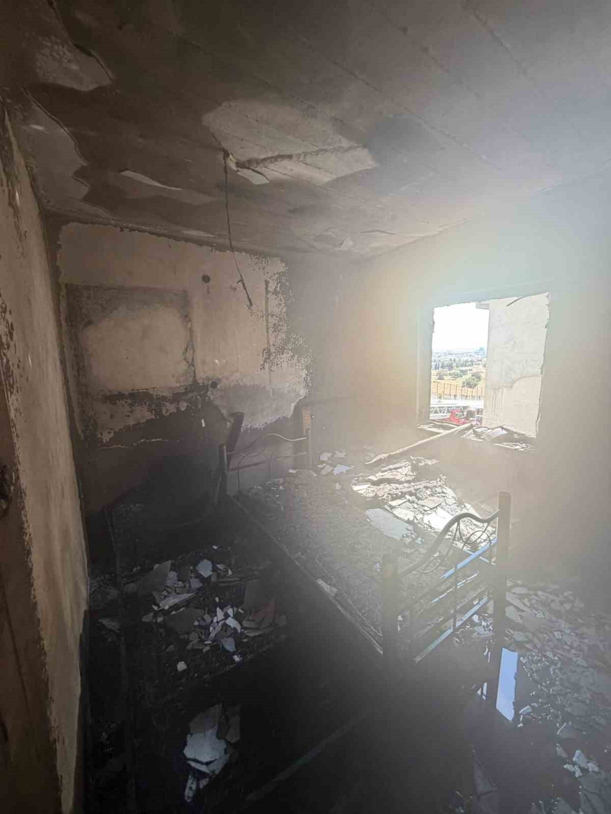 Bandırma’da apartman yangını itfaiye ekiplerince söndürüldü