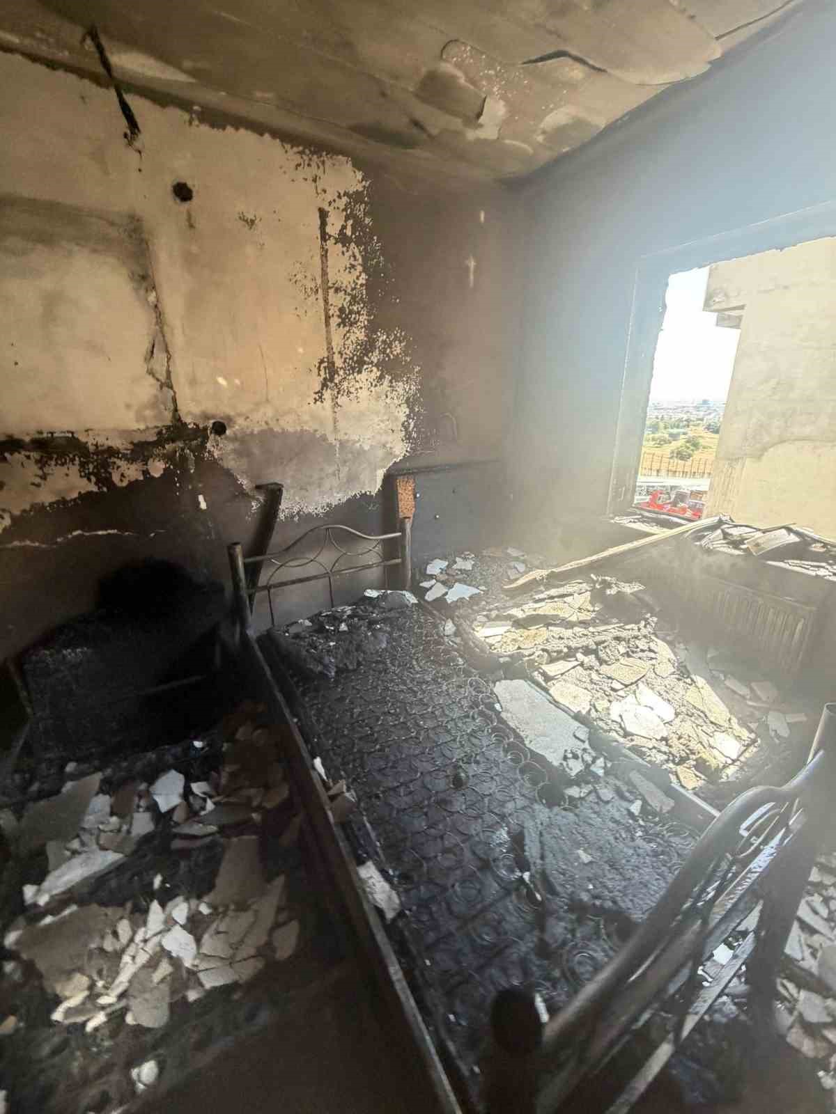 Bandırma’da apartman yangını itfaiye ekiplerince söndürüldü