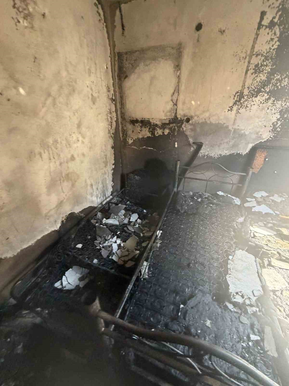 Bandırma’da apartman yangını itfaiye ekiplerince söndürüldü