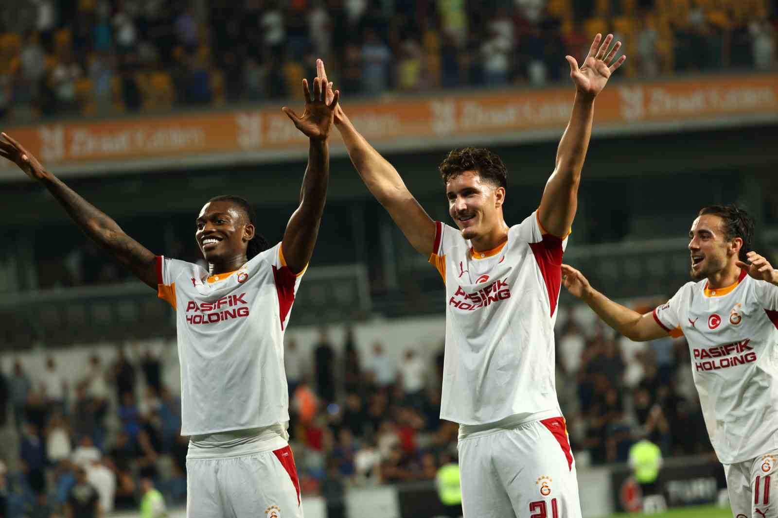 Galatasaray’da maç sonu üçlüsü Rafael Leao ve Deniz Gül’den