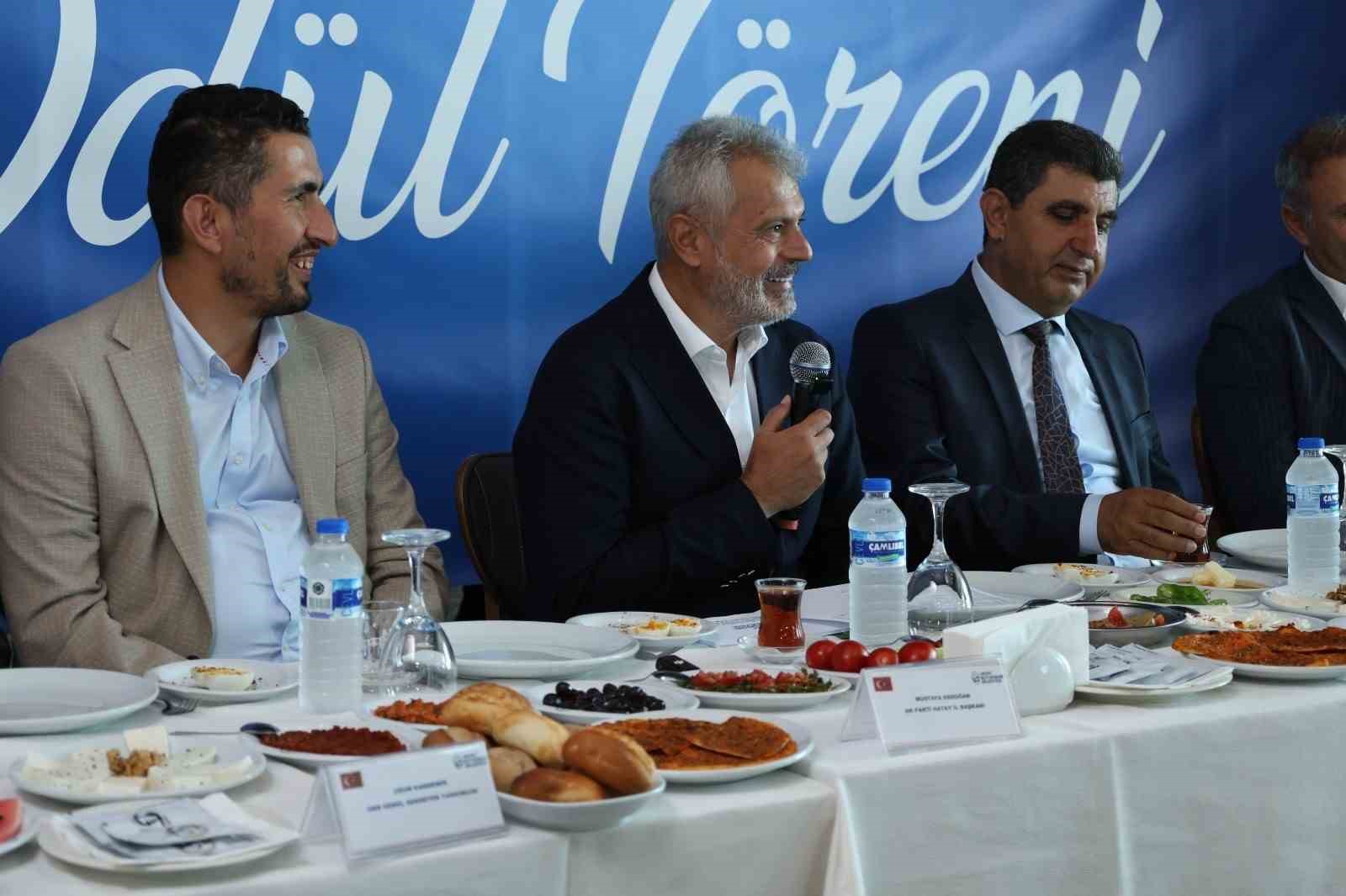 Hatay’ın başarılı gençleri ödüllerini Başkan Öntürk’ten aldı