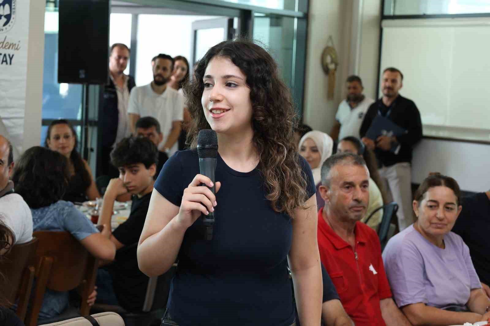 Hatay’ın başarılı gençleri ödüllerini Başkan Öntürk’ten aldı
