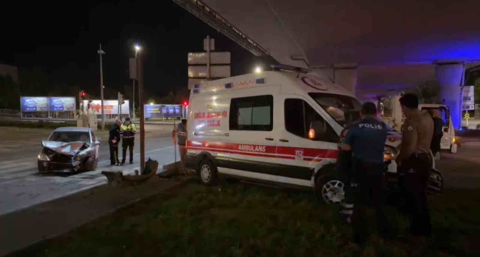Ambulans ile otomobil çarpıştı: 6 yaralı