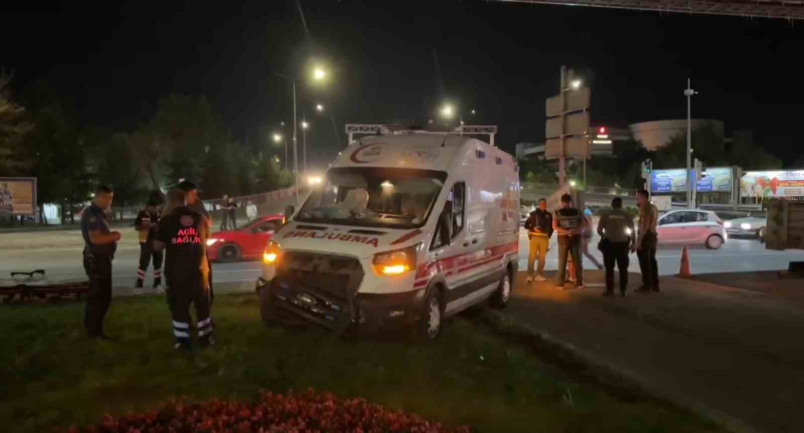 Ambulans ile otomobil çarpıştı: 6 yaralı