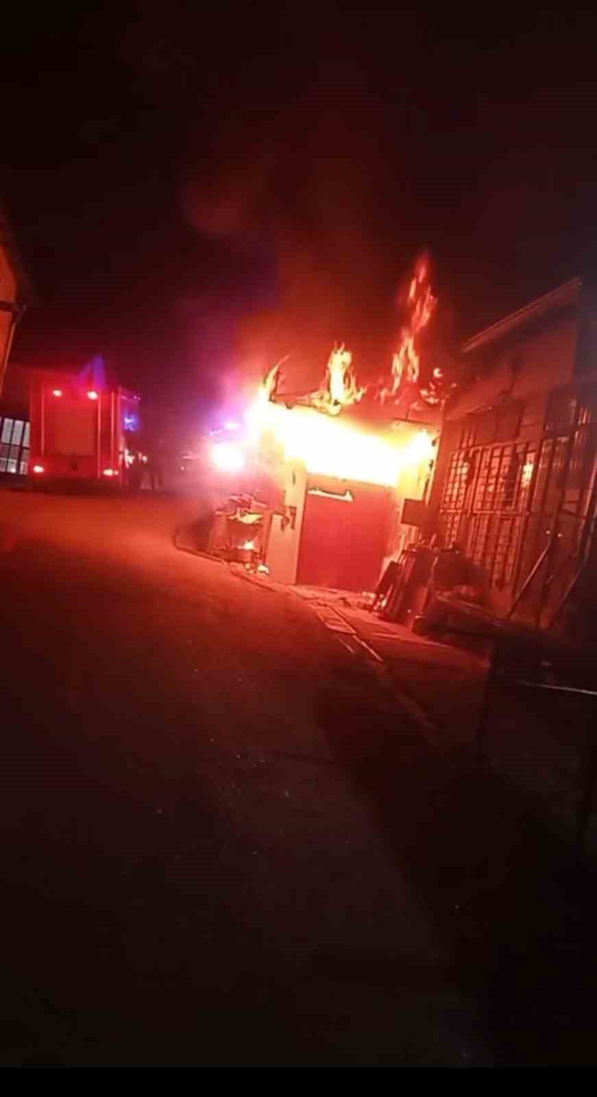 Mobilya atölyesinde çıkan yangın söndürüldü