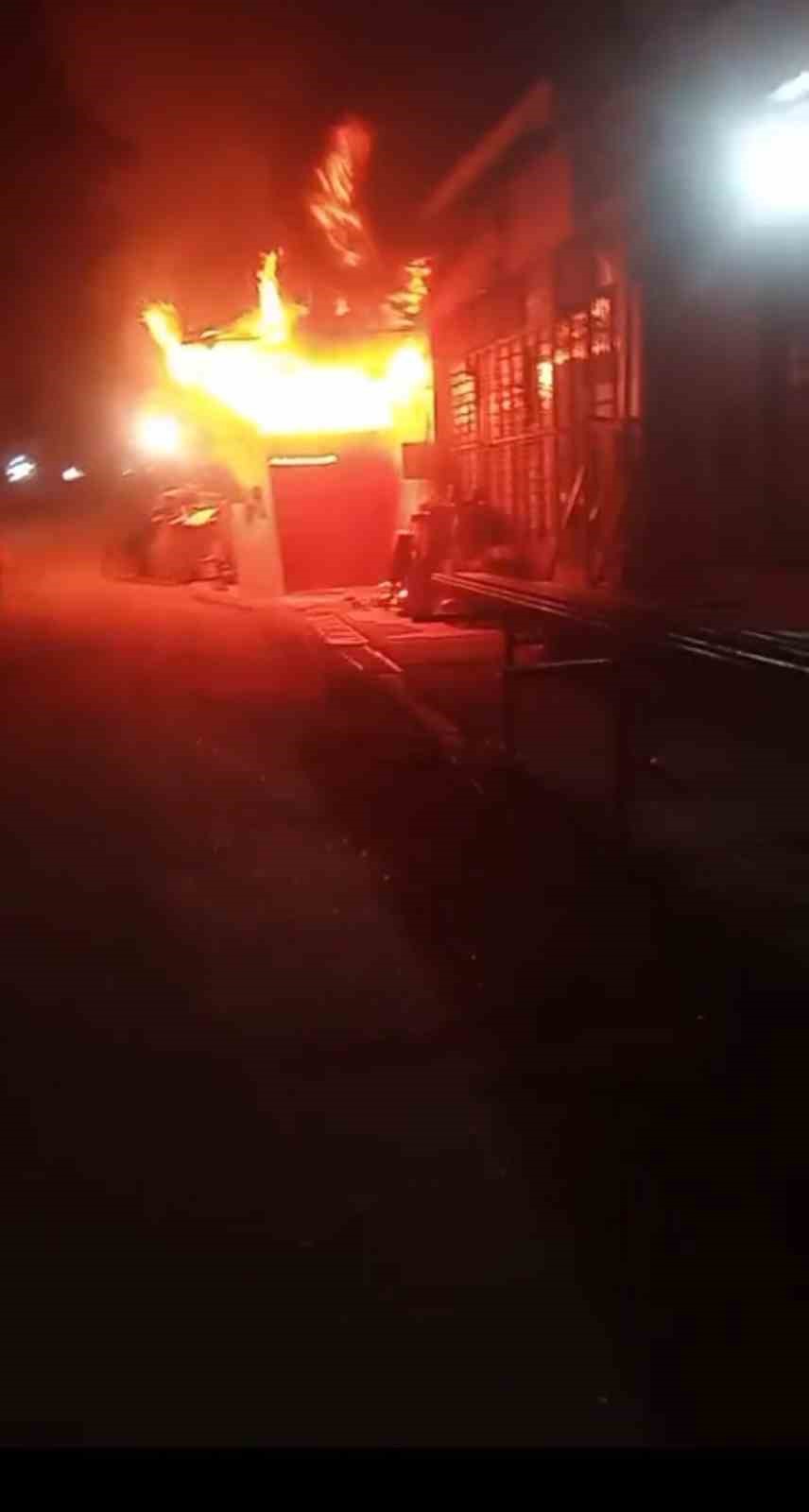 Mobilya atölyesinde çıkan yangın söndürüldü