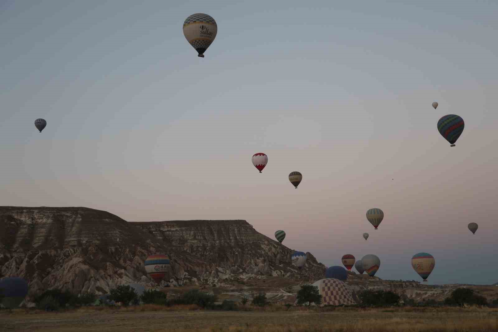 Kapadokya’da balonlar rahim ağzı kanserine karşı farkındalık için havalandı