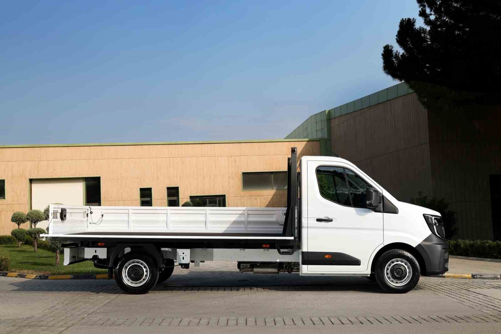 Renault Master, yenilenen minibüs ve açık kasa kamyonet modellerini kullanıcılara sundu