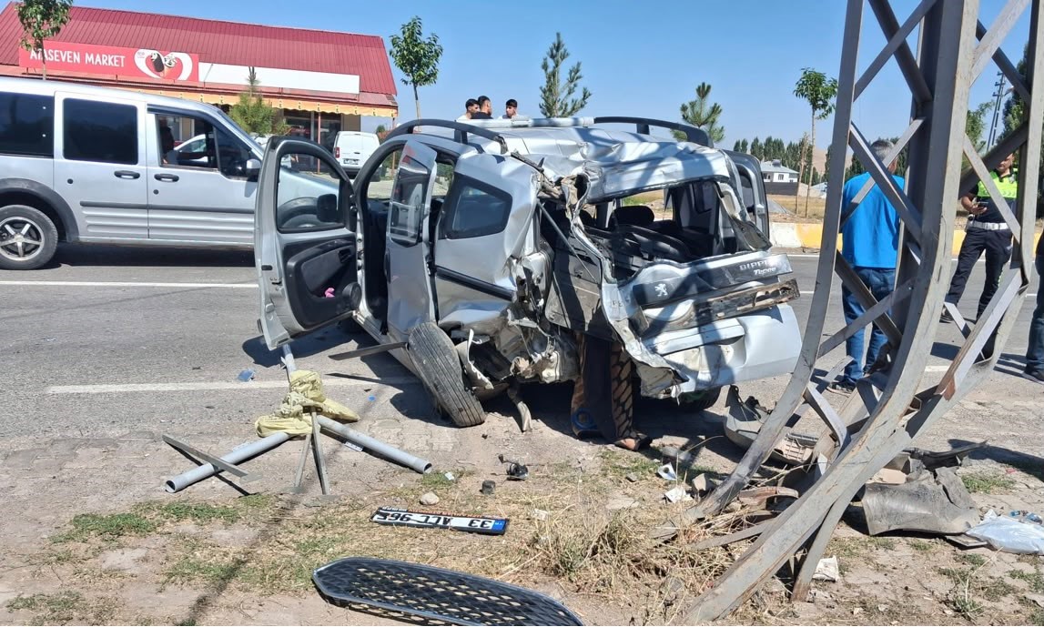 Patnos’ta trafik kazası: 1’i çocuk 4 yaralı
