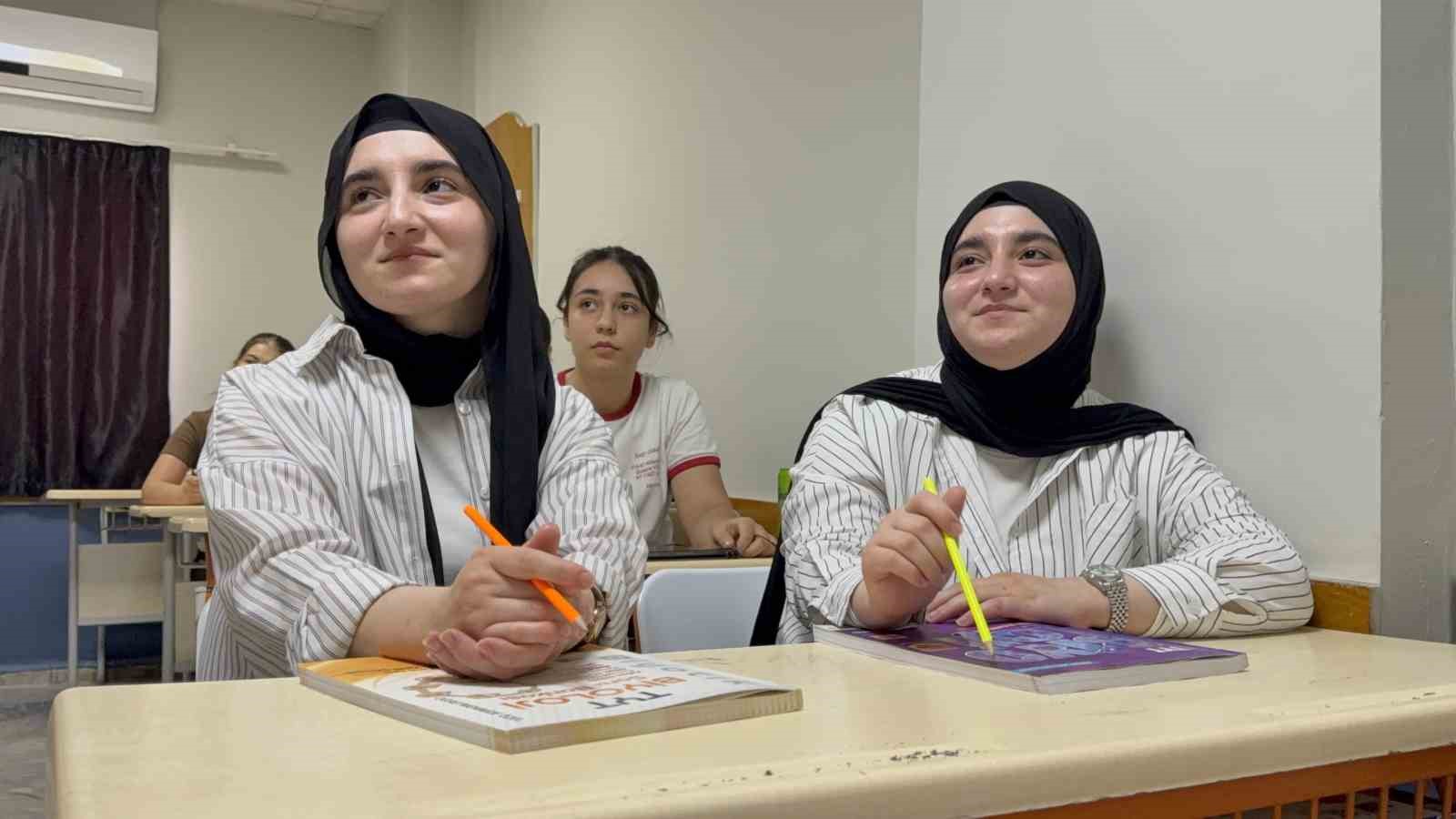 Şırnak’ta ikiz kardeşlerden büyük başarı: Aynı üniversitede Tıp Fakültesini kazandılar