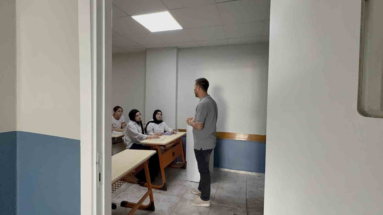 Şırnak’ta ikiz kardeşlerden büyük başarı: Aynı üniversitede Tıp Fakültesini kazandılar